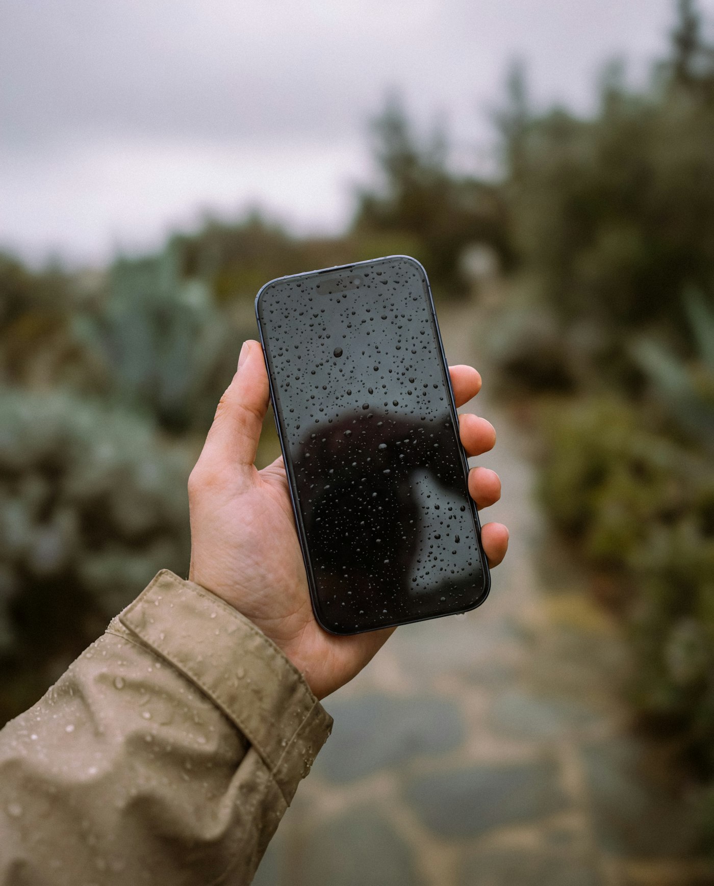 Zalany telefon – mokry smartfon po kontakcie z wodą